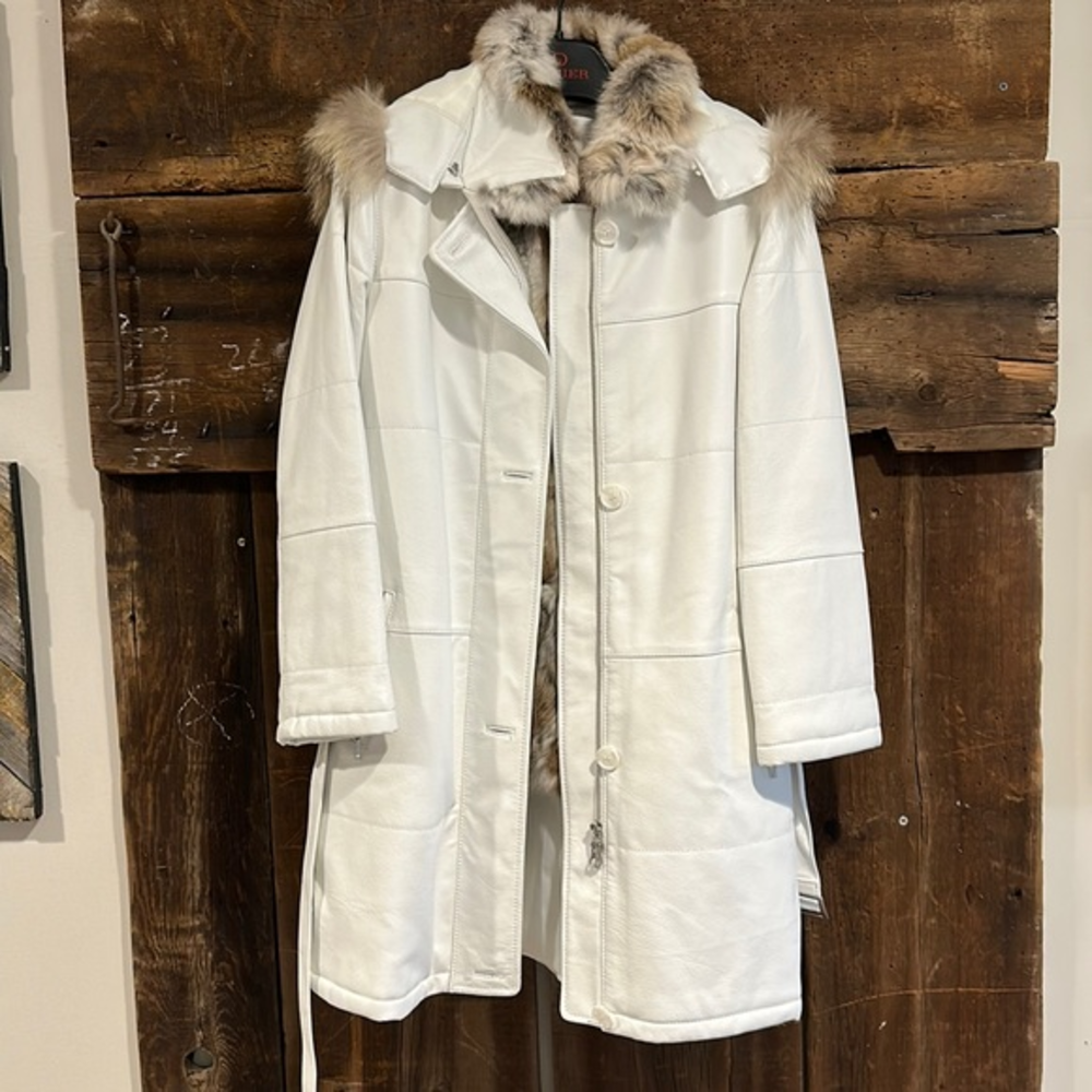 Women’s Luxury white leather winter jacket by Danier Leather. Petite‎ size 0-2